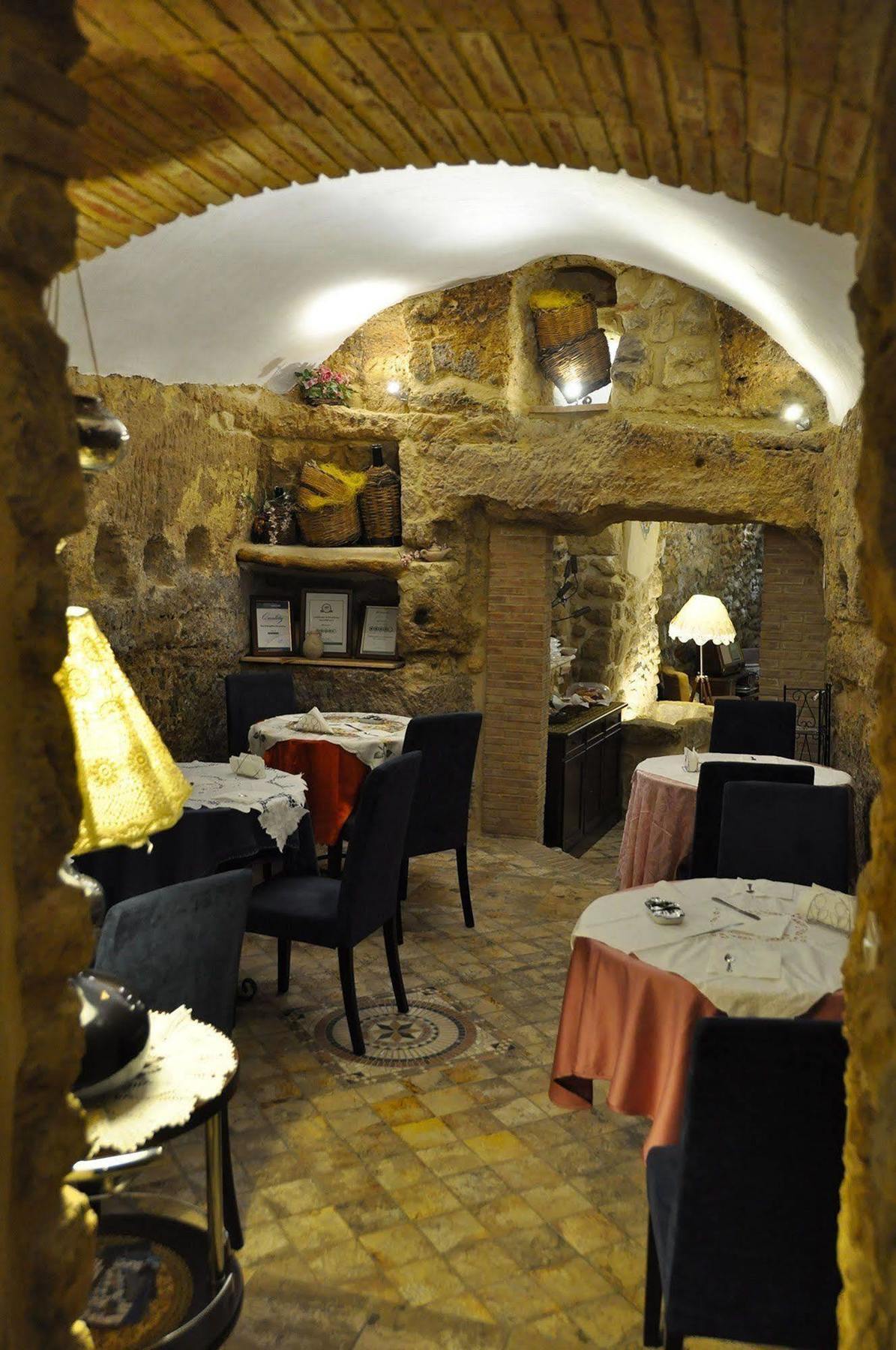 Proserpina Enna Buitenkant foto